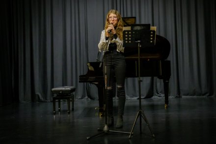 Lena Pustówka na scenie biblioteki